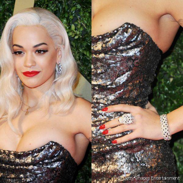 No British Fashion Awards, no in?cio de dezembro de 2013, Rita Ora escolheu um vermelho vibrante para exibir no tapete vermelho de Londres.